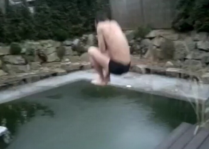 Ce a PATIT dupa ce s-a aruncat intr-o piscina INGHETATA! VIDEO