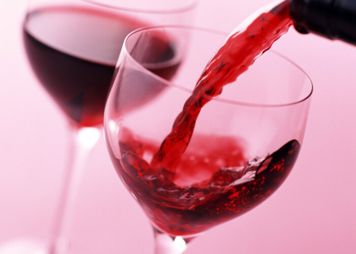 Motivele pentru care este FOARTE BINE sa bei VIN ROSU: Care sunt beneficiile!