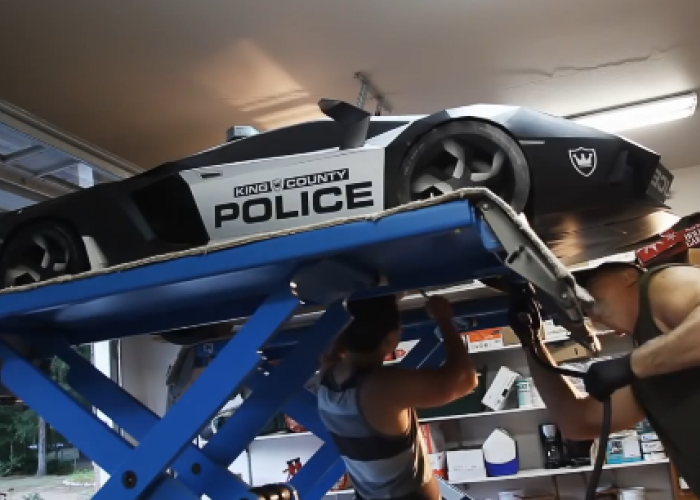 Doar baietii smecheri isi permit unul nou-nout, restul si-l fac singuri: Cum arata primul Aventador hand made de politie : VIDEO