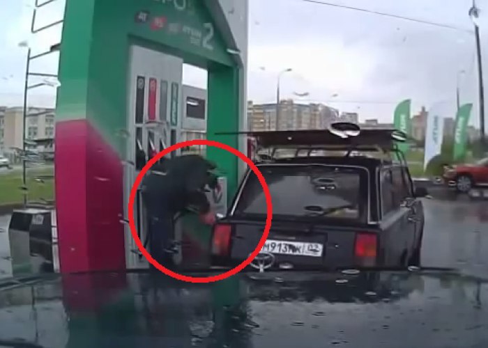 Dupa ce o sa vezi asta nu o sa mai lasi pe nimeni sa-ti alimenteze masina la pompa: Uite ce face angajatul acestei benzinarii: VIDEO