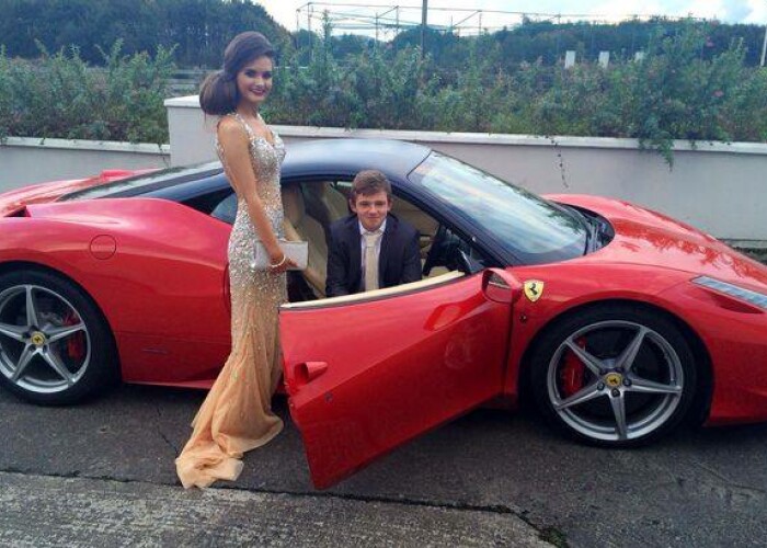 Povestea impresionanta din spatele acestei fotografii. Cine sunt pustii din Ferrari-ul de 200.000 de euro
