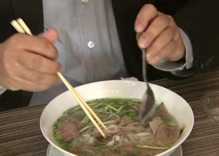 Ai auzit de supa FĂ ? Cum ii conving vietnamezii pe romani sa o incerce: VIDEO