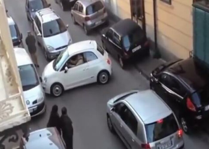 VIRAL Dupa 6 tentative, o soferita blonda din Praga tot a lovit masina de alaturi: Ar putea fi cea mai nereusita parcare din lume