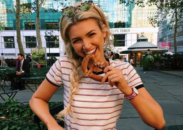 Posteaza un selfie pe net si castiga o suma uriasa de bani! Ce a reusit aceasta blonda de 21 de ani