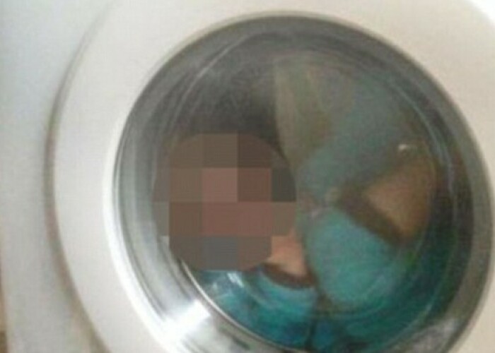 A bagat un copil de 2 ani in masina de spalat si a urcat imaginea pe Facebook. Ce s-a intamplat la scurt timp