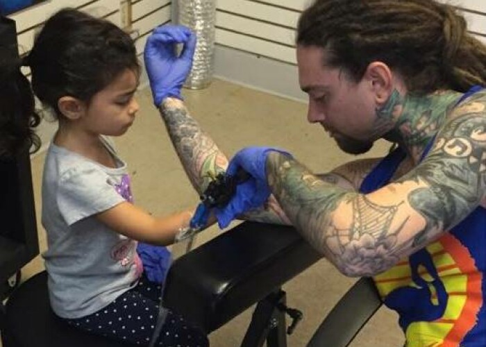 Si-a lasat fiica de 4 ani sa-i faca un tatuaj! Ce a iesit la final