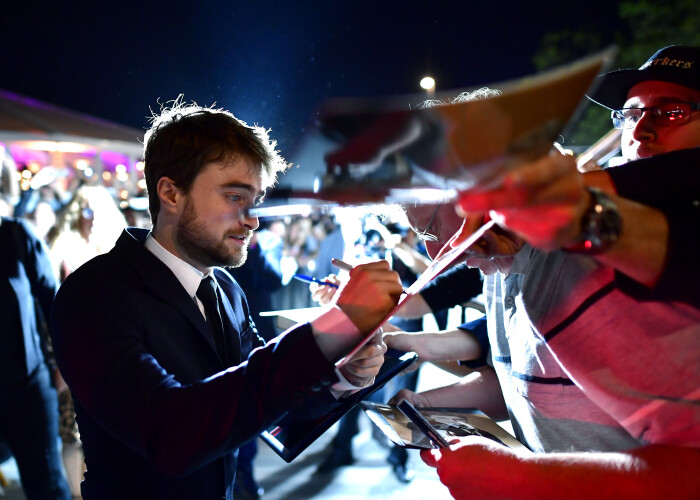 A castigat zeci de milioane de dolari din Harry Potter, dar a surprins pe toata lumea! Ce a facut Daniel Radcliffe cu banii