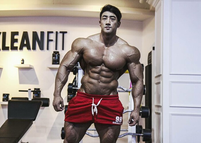 Transformarea fabuloasa a lui Arnold din Coreea . Cum arata acest colos inainte sa se apuce de bodybuilding
