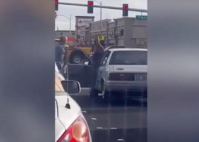 Bataie incredibila in trafic: o femeie a atacat cu ranga un barbat! Ce s-a intamplat apoi