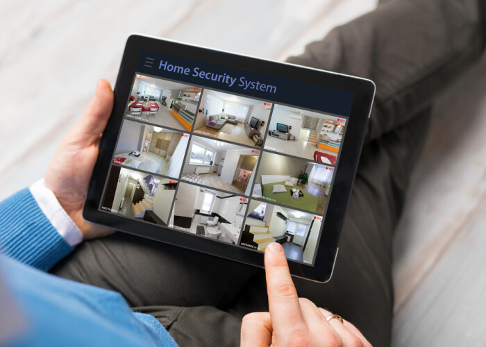 10 moduri simple prin care îți poți securiza casa când pleci în vacanță