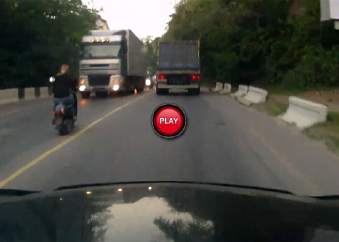 ASTA se intampla daca adormi sau nu esti atent pe scuter! VIDEO