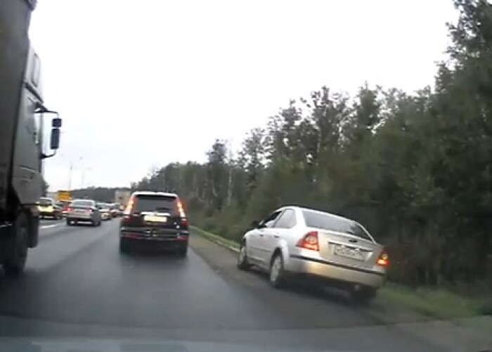 Uite ce pateste un COCALAR care depaseste coloana pe partea dreapta. Si-a facut-o cu mana lui! CLIPUL care razbuna nervii a mii de soferi