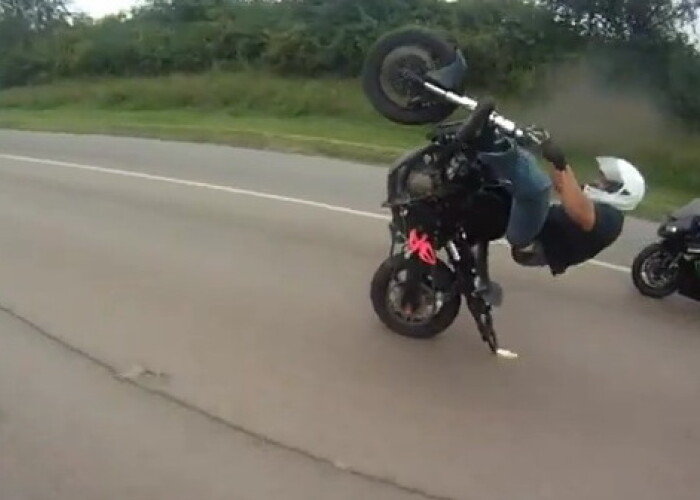 Merge pe o roata si scoate flacari! EI sunt cei mai NEBUNI MOTOCIOCLISTI! VIDEO