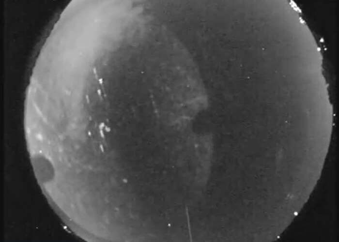 Am vazut ceva despre care am crezut la inceput ca era o stea cazatoare! Explozie spectaculoasa a unui meteorit: VIDEO