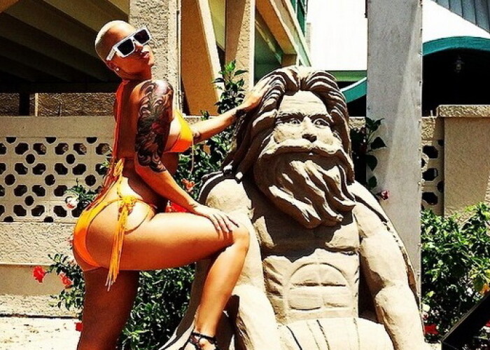 Este urmarita de 2.000.000 de oameni pe Instagram: Cum s-a fotografiat Amber Rose dupa ce a aparut aproape goala la VMA!
