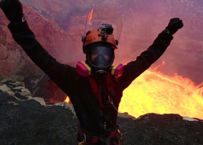 Este ca si cum ai urca Everestul, doar ca pe invers Doi exploratori au patruns cu o camera GoPro in interiorul unui vulcan activ. VIDEO