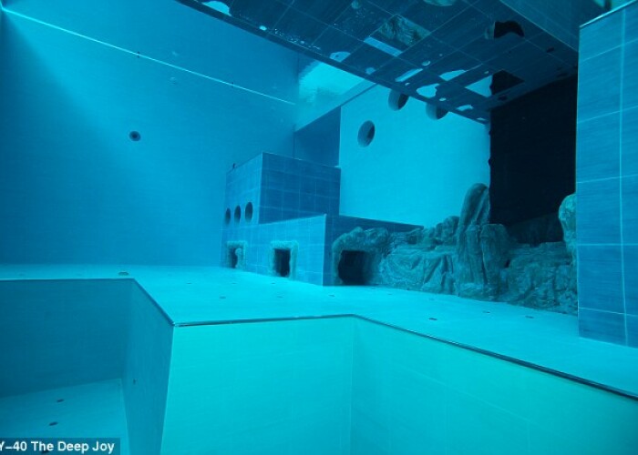 Ai curaj sa inoti aici? Asa arata cea mai adanca piscina din lume! VIDEO