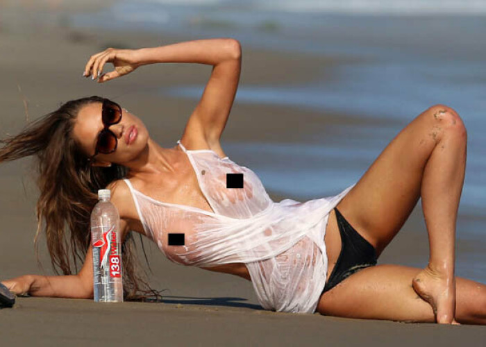 A lasat sa se vada TOT pe plaja! Un playmate a innebunit pe toata lumea cand s-a imbracat ASA