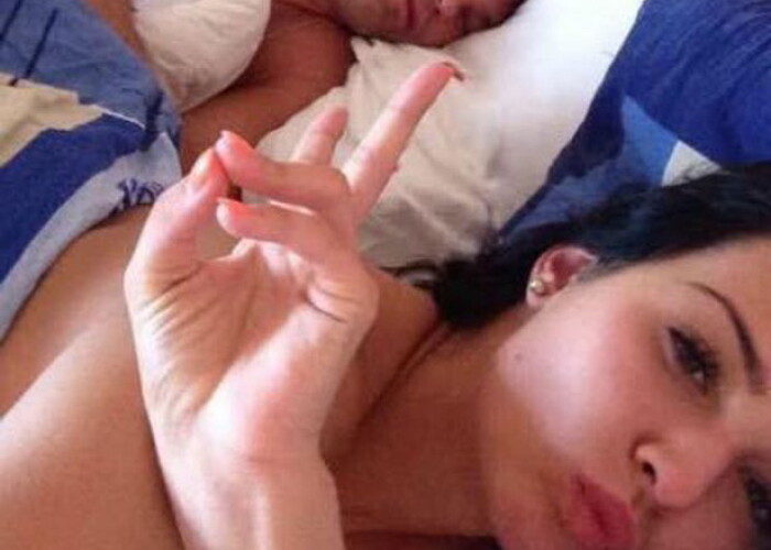 O pustoaica de 18 ani si-a facut un selfie cu o vedeta dupa o noapte de amor! Ce a descoperit cand a incercat sa-l santajeze