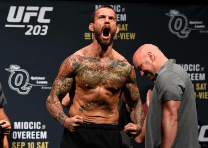 CM Punk a fost invins brutal in primul meci din UFC! Ce s-a intamplat in primele secunde ale luptei