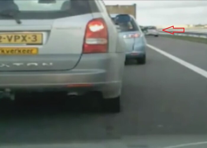 Karma a lovit imediat! Ce s-a intamplat imediat dupa ce un sofer a vrut sa depaseasca o coloana de masini