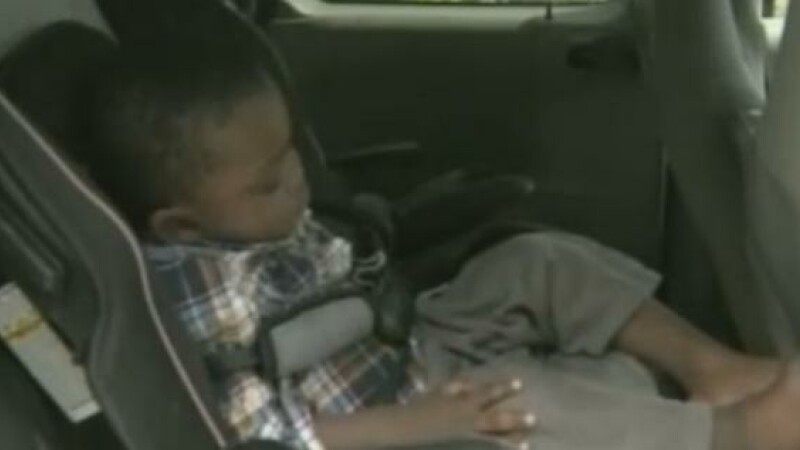 copil doarme in masina