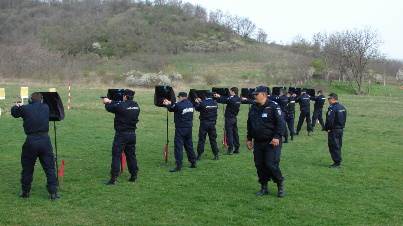 Jandarmii din Alba au intervenit pentru a elibera un grup de ostatici si pentru a salva un turist ratacit pe munte