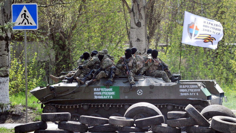 Militanti pro-rusi odihnindu-se pe o tancheta in Slaviansk