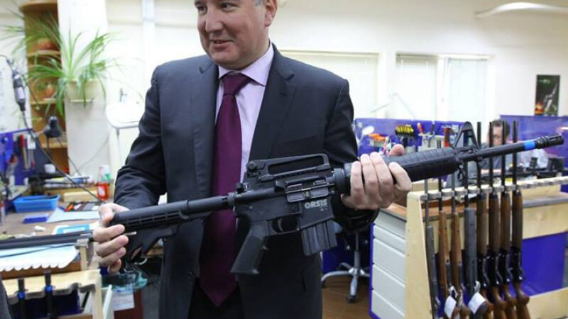 Dimitri Rogozin cu o pusca de asalt in mana