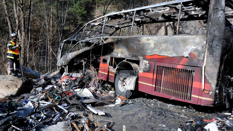 Epava autocarului care a luat foc langa l'Alpe d'Huez