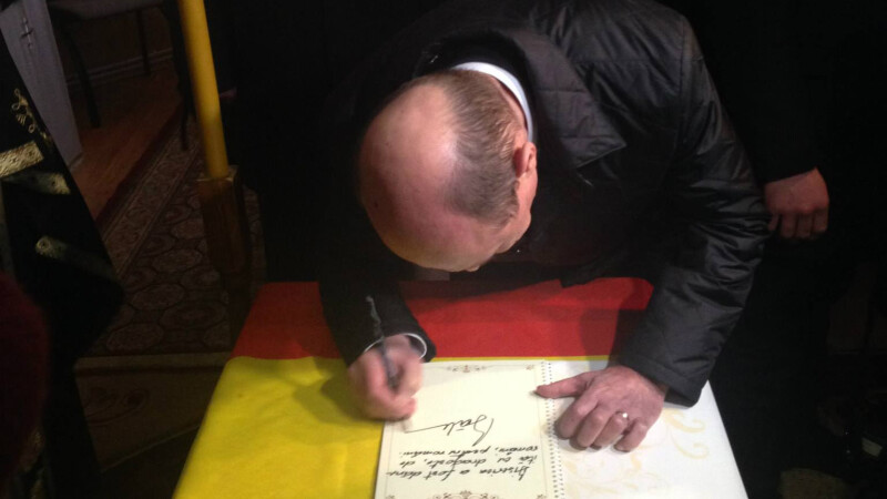 Traian Basescu la Soroca, semneaza in cartea de oaspeti