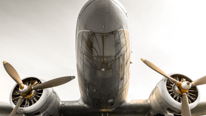 avion militar - Shutterstock