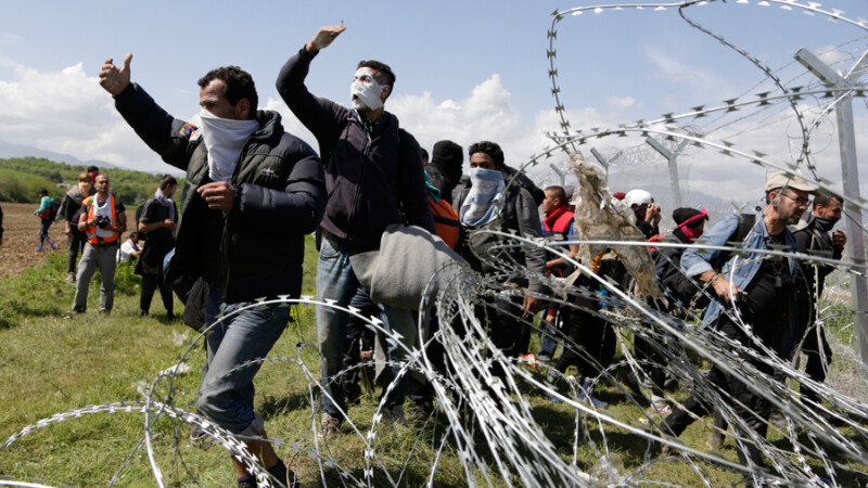 ciocniri intre refugiati si politia macedoneana la Idomeni