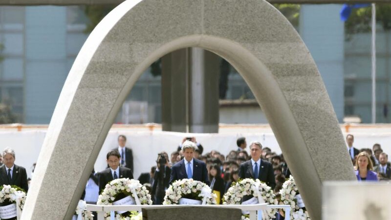 John Kerry la memorialul de la Hiroshima