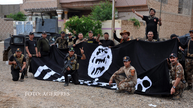 soldati irakieni cu un steag Isis
