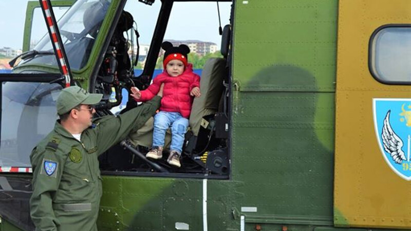 militari americani la Iasi, copil in elicopter