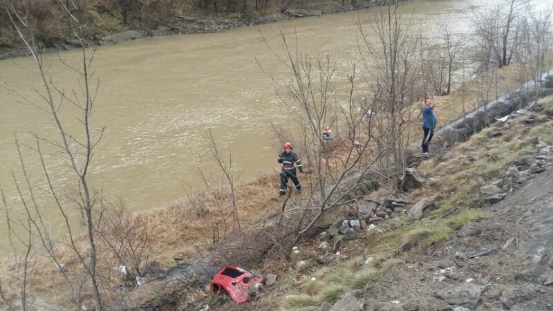 mașină căzută în Olt