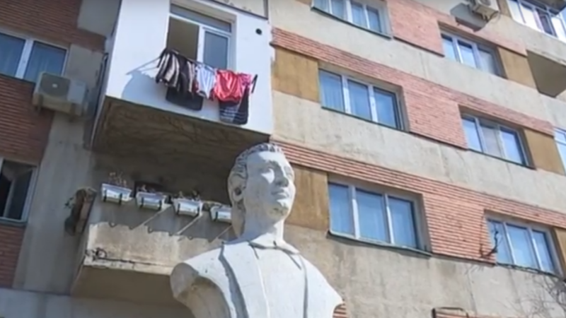 Statuie a lui Eminescu, în curtea unui bloc din Craiova