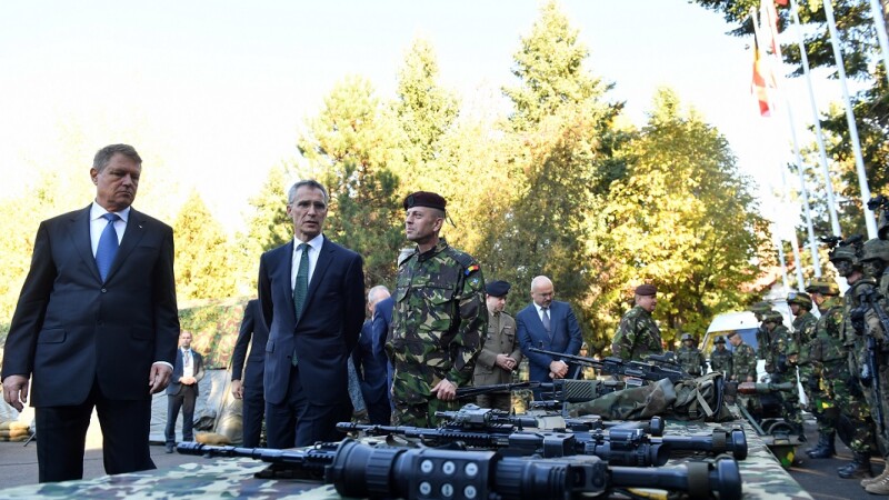 resedintele Klaus Iohannis si secretarul general NATO, Jens Stoltenberg, efectueaza o vizita la comandamentul Brigazii Multinationale NATO Sud-Est (MN BDE) din Craiova.