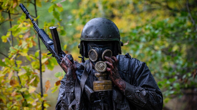militar rus cu masca de gaze