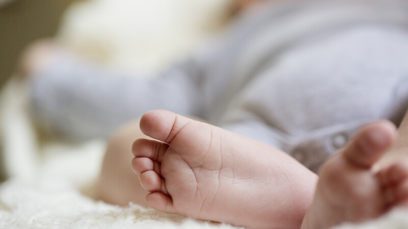 Un bebeluș a murit la creștă, după ce educatoarea s-a așezat peste el