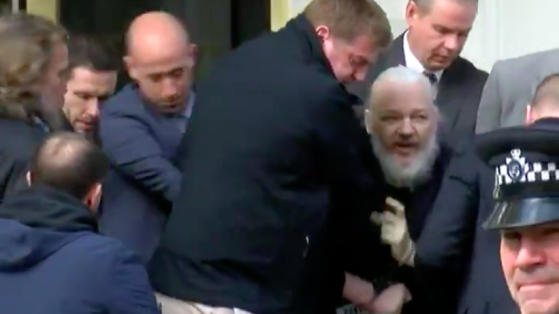 Julian Assange scos de politie din ambasada Ecuadorului