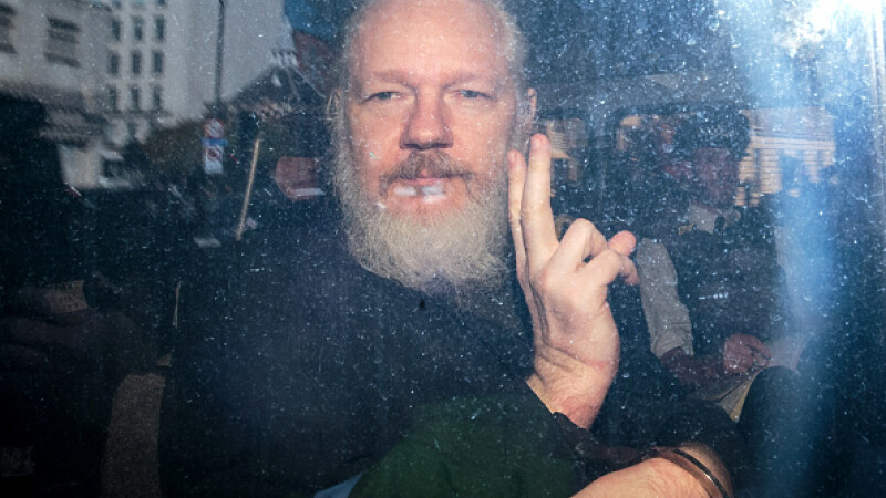 Fondatorul WikiLeaks, Julian Assange, a fost arestat în Ambasada Ecuadorului la Londra