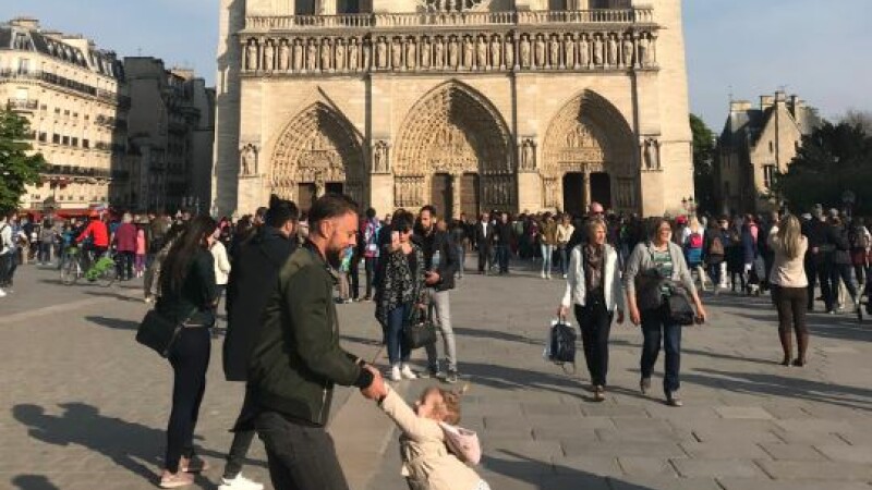 Soarta tatălui pozat jucându-se cu fetița lui chiar înainte de incendiul de la Notre-Dame