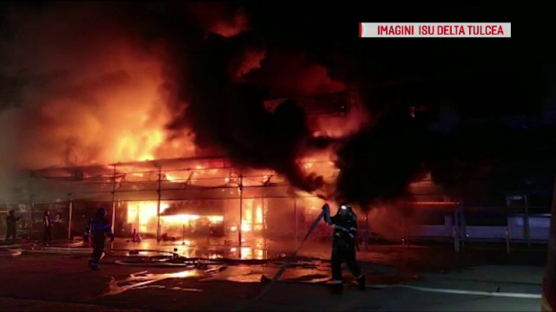 Incendiu violent la un depozit din Tulcea. Flăcările au cuprins 800 de metri pătrați