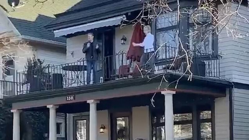 captura doi batrani danseaza la balcon