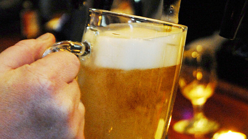 Cehii nu mai beau bere la halbă din cauza coronavirusului