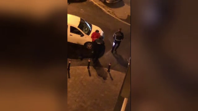 Un polițist, filmat în timp ce lovea violent un bărbat, în Capitală