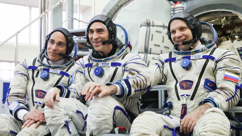 Astronauții Christopher Cassidy, Anatoly Ivanishin și Ivan Vagner