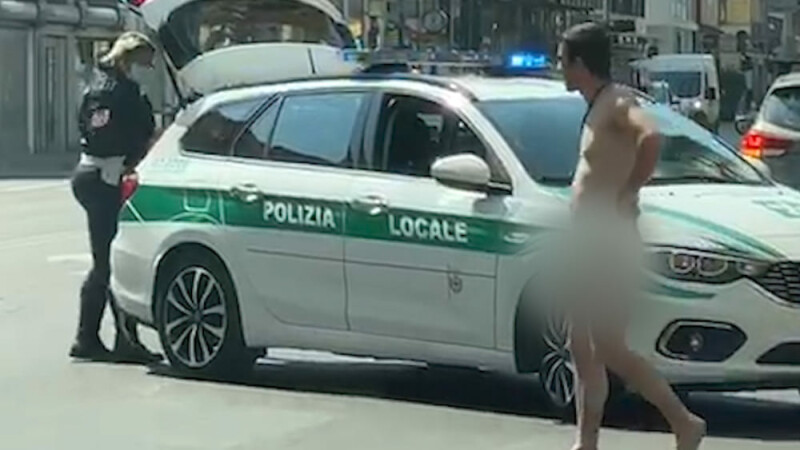 barbat dezbracat pe strada italia